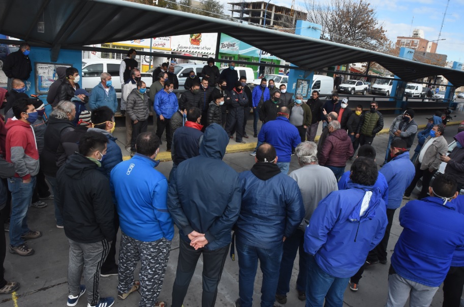 Los choferes realizaron esta mañana una asamblea en las dársenas del centro.